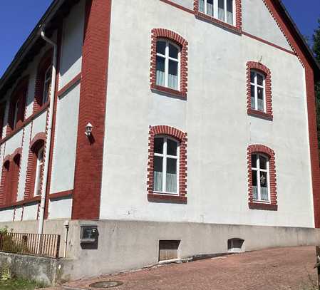 Geräumige, preiswerte und modernisierte 8-Raum-Doppelhaushälfte in Freden (Leine)