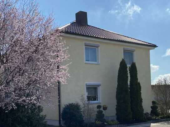 Hochwertiges Zweifamilienhaus mit Indoor-Pool, Tiefgarage und großzügigem Grundstück