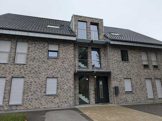 Modernes Neubau-Appartement mit Balkon und Carport