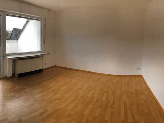 Helle und charmante Dachgeschosswohnung in ruhiger Lage mit Dachbalkon