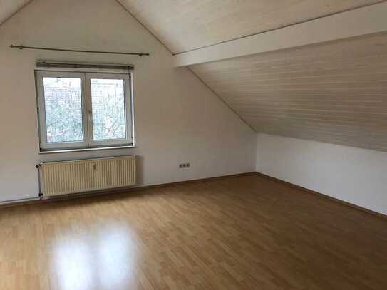 Freundliche 1-Zimmer-Dachgeschosswohnung mit EBK in Darmstadt