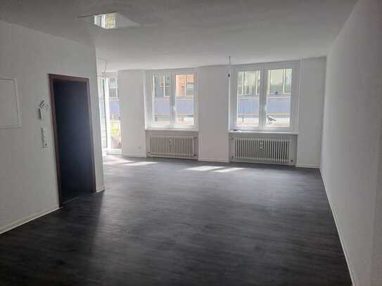 Frisch saniertes Apartment mit neuer Einbauküche in der City