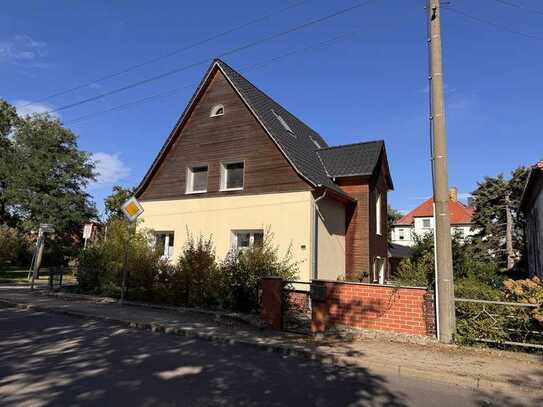 Gepflegtes Einfamilienhaus mit Garage und Doppelcarport