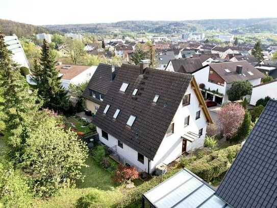 Gute Bausubstanz aus 1990: Zweifamilienhaus mit Doppelgarage in idyllischer Wohnlage von Leonberg