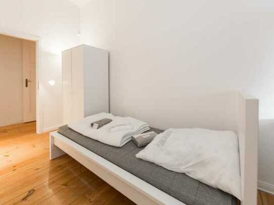 Cozy single bedroom in a 4-bedroom apartment near U Boddinstr. metro station