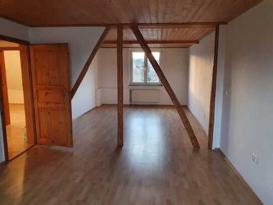 Freundliche und vollständig renovierte 6-Raum-Maisonette-Wohnung mit Balkon in Vellmar