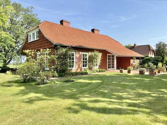 Attraktive Landhausvilla mit schönem Garten in reizvoller & stadtnaher Wohnlage