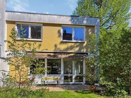 Bezugsfreie Doppelhaushälfte in begehrter Wohnlage mit Südwest-Garten in Berlin-Zehlendorf