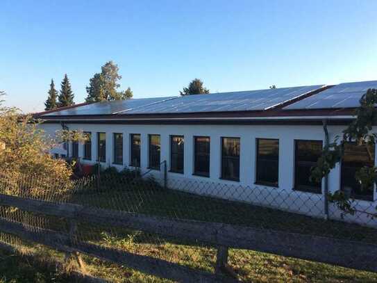 Halle mit Sozialtrakt und großem Carport!