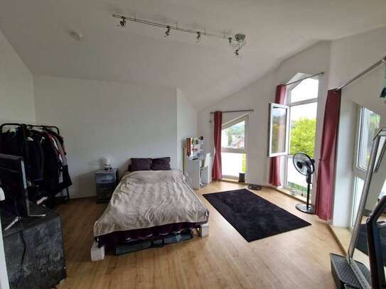 Helle, schön geschnittene Single-Wohnung mit Kitchenette und Tageslicht-Bad