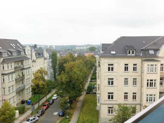 Großzügiger Loggiabalkon mit Blick über den Kaßberg