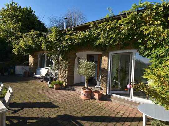 Einfamilienhaus mit Urlaubsfeeling und Fernblick auf großem Grundstück