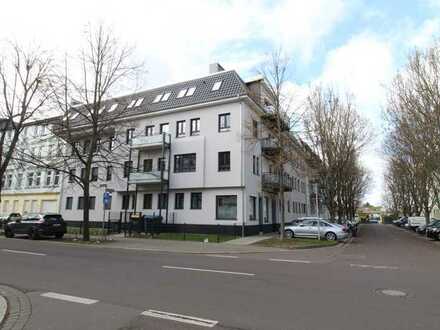 Große Wohnung sucht nette Familie! Bad mit Wanne und Dusche! Balkon! Fahrstuhl! Balkon