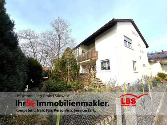 RUHIG + ZENTRAL! Großz., freist. Einfamilienhaus! Gr. Garage! Div. Stellplätze! Schöner Garten!