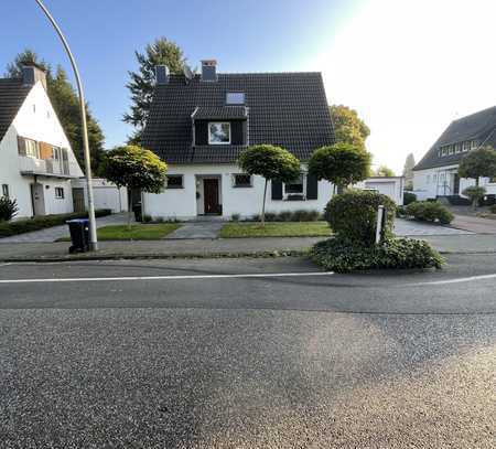 Freistehendes Einfamilienhaus mit 5 Zimmern, hochwertiger Ausstattung ,großem Garten und 2 Garagen