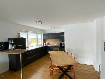 Exklusive, neuwertige 4-Zimmer-Wohnung mit Balkon, Bergblick und Einbauküche in Rosenheim