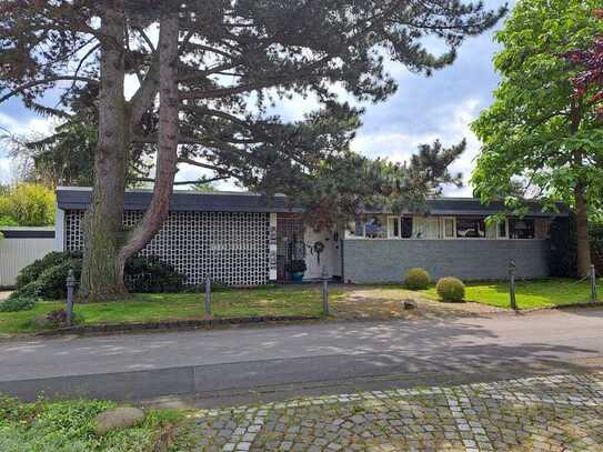 Großzüg. Bungalow U-Form mit traumhaftem, parkähnlichen Grundstück 1.100 m², 27,5 m Straßenfront