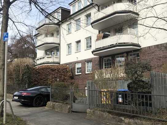 Geschmackvolle, neuwertige 3-Raum-Penthouse-Wohnung mit geh. Innenausstattung mit Balkon und EBK