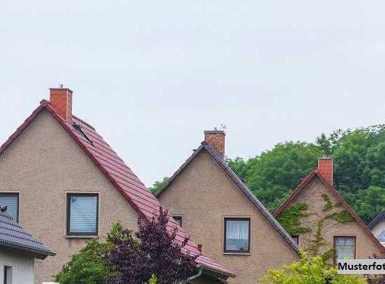 Einfamilienhaus mit Garage und Freisitz