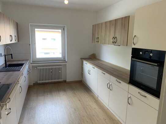 Komplett renovierte 3 Zimmer-Wohnung, 1. OG, Aufzug, EBK, Gäste WC, S-Balkon