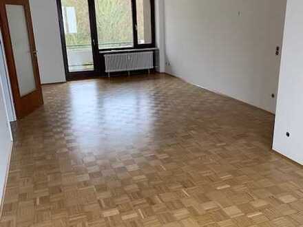 Schöne, neu sanierte 3 Zimmer Wohnung mit 2 Balkonen