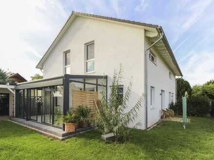 Energieeffizienz trifft Familienglück - Neuwertiges EFH mit Einliegerwohnung