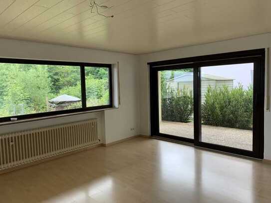 Freundliche 2-Zimmer-Einliegerwohnung mit Balkon und EBK in Wiernsheim