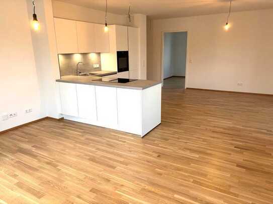 Neubau Erstbezug: 4 Zi Wohnung mit Parkett / Terrasse/ EBK/ Stellplatz uvm. im Herzen von Maintal