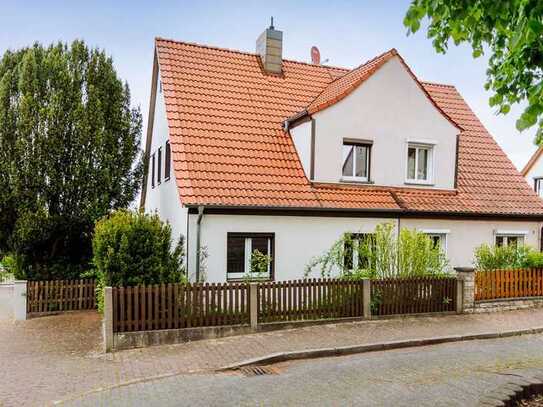 Umfassend sanierte Doppelhaushälfte zentrumsnah in Naumburg - Mit Garage, Keller, modernem Bad