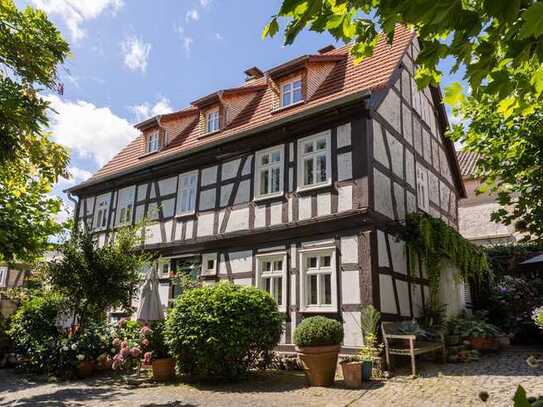 Historisches Fachwerk-Ensemble - Liebevoll sanierter Dreiseitenhof in Himbach