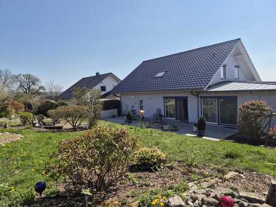 Wohnen wie im eigenen Haus!
Moderne Wohnung mit ca. 375 m² großer Gartenoase in Bruchsal-Helmsheim!