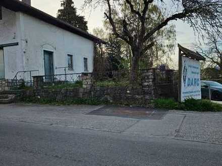 Charmantes Mehrfamilienhaus mit Gewerbefläche und traumhaftem Bergblick - Kernsanierung oder Neubau