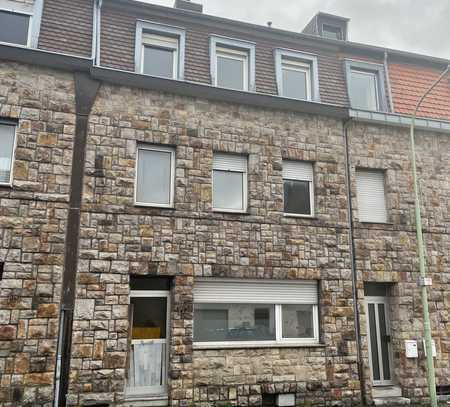 Zwangsversteigerung: 3-Familienhaus mit ausgebautem Dachgeschoss und Keller im Zentrum von Büsbach