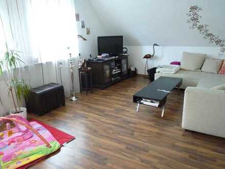 FREIE 3 Zimmer-DG-Wohnung mit Einbauküche in sehr gepflegtem Mehrfamilienhaus u. ruhiger Lage.