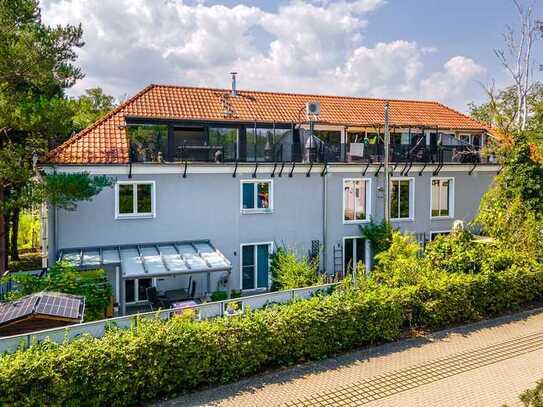 Luxuriöse Wohnwelt in stilvollem Design mit Sauna, Kamin, Dachterrasse und Gartenanteil.