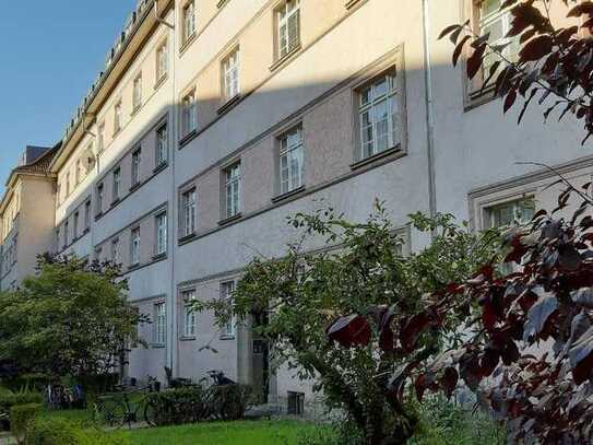 Sanierte 2,5-Raum-Hochparterre-Wohnung mit Küche, Bad und Balkon nahe Bahnhof Südkreuz