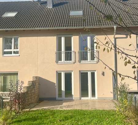 Gut geschnittenes Stadthaus mit Garten und Garage in familienfreundlicher Lage