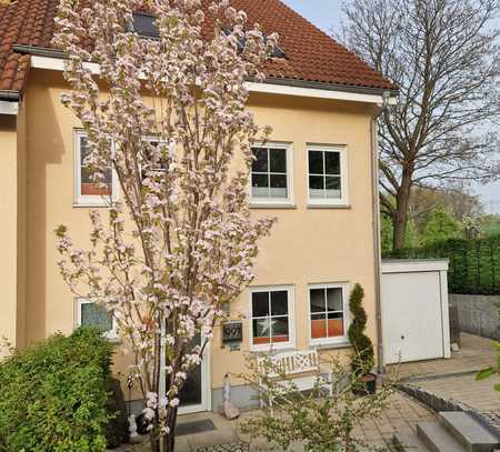 Doppelhaushälfte mit wunderschönem Garten und mit separater, versetzter Abschlusswand zum Nachbarhau