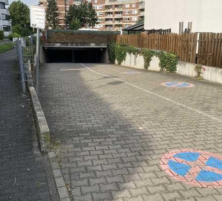 Platz in gut zugänglicher, abgeschlossener Tiefgarage