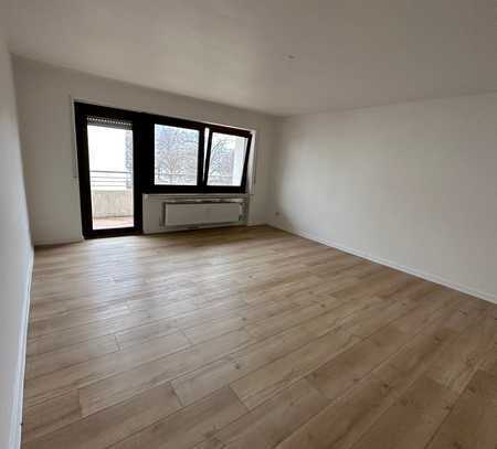 Helle und geräumige 3 Zi. Wohnung mit Balkon und großer Einzelgarage + Stellplatz