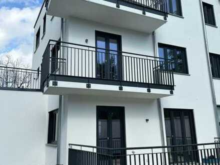 Exklusive, geräumige 2-Zimmer-Maisonette-Wohnung mit Balkon und EBK in Frankfurt am Main