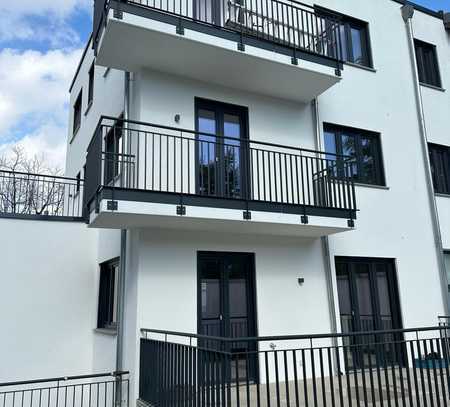 Exklusive, geräumige 2-Zimmer-Maisonette-Wohnung mit Balkon und EBK in Frankfurt am Main