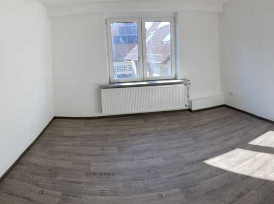 Erstbezug nach Sanierung mit Balkon und Einbauküche: Exklusive 3-Zimmer-Wohnung in Landau (Nussdorf)