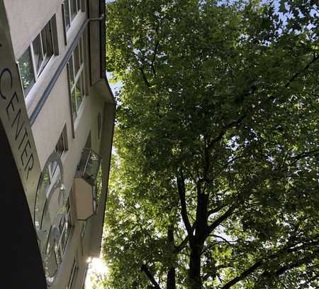 Wohnen an der Fußgängerzone!
Gepflegte 2-Zimmer-Wohnung mit Einbauküche und Dachterrasse