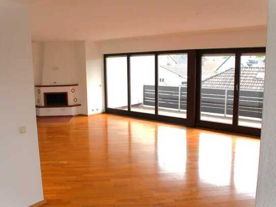 Großzügige Wohnung für anspruchsvolle Mieter, 4,5 Zi, 2 Bäder, 1 Balkon, 1 Terrasse, 1 offener Kamin