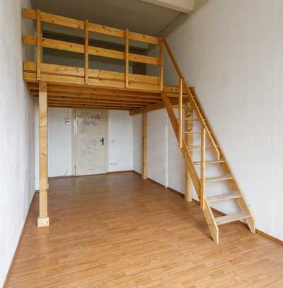 Ruhiges lichtdurchflutetes Atelier 26.6 m² + zweite Etage Lagerfläche (insgesamt 36m²) inkl. Nf