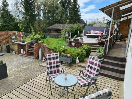 Landhaus mit Garten, Terrasse, Großraumgaragen, moderne Brennwert Gasheizung, 2 Kaminöfen.