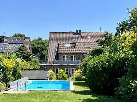 *WOHNPERLE**Tolles Domizil mit Garage, großem Garten u. Pool in begehrter Grünlage von Moers-Asberg*