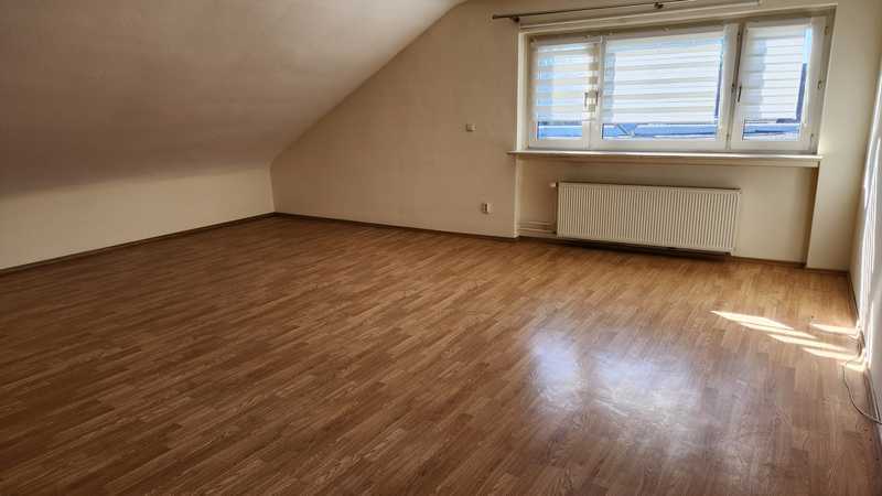                                                               Ffm. - Nieder-Erlenbach - 3 Zi. DG Mietwohnung in kleiner Einheit                                                       in Nieder-Erlenbach (Frankfurt am Main)