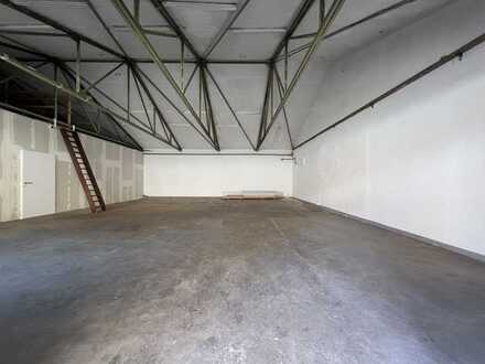 Lagerhalle und Parkplatz